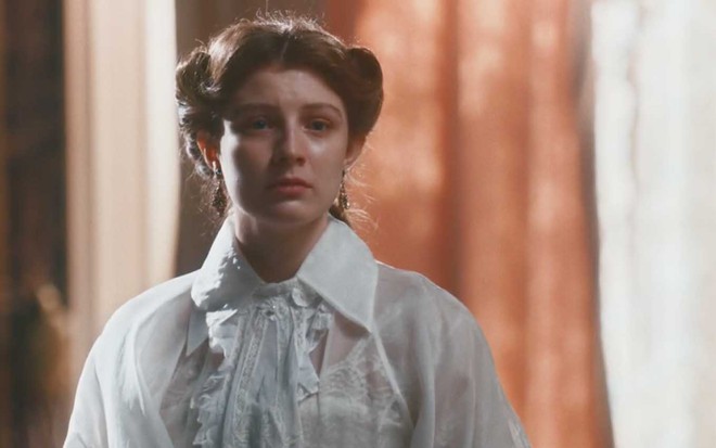 A atriz Giulia Gayoso caracterizada como Isabel em cena de Nos Tempos do Imperador