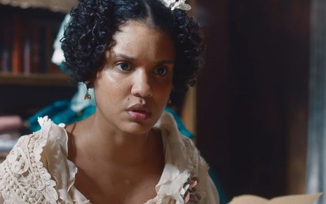 Heslaine Vieira grava cena com expressão séria, como Zayla em Nos Tempos do Imperador, da Globo