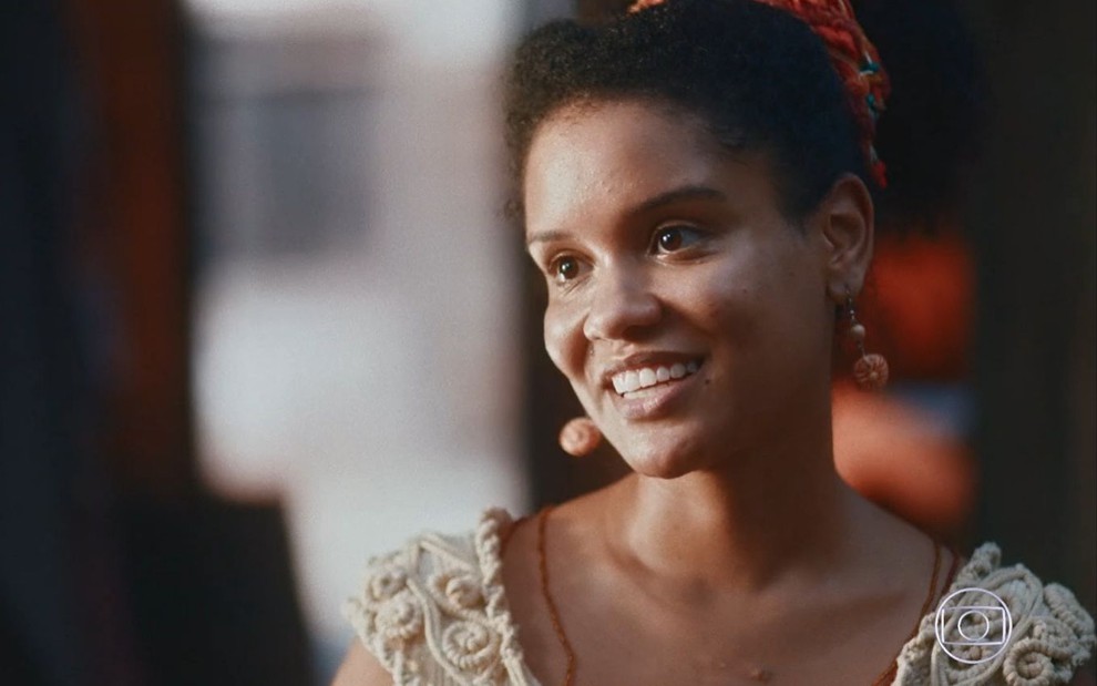 Heslaine Vieira grava cena sorrindo como Zayla, em Nos Tempos do Imperador