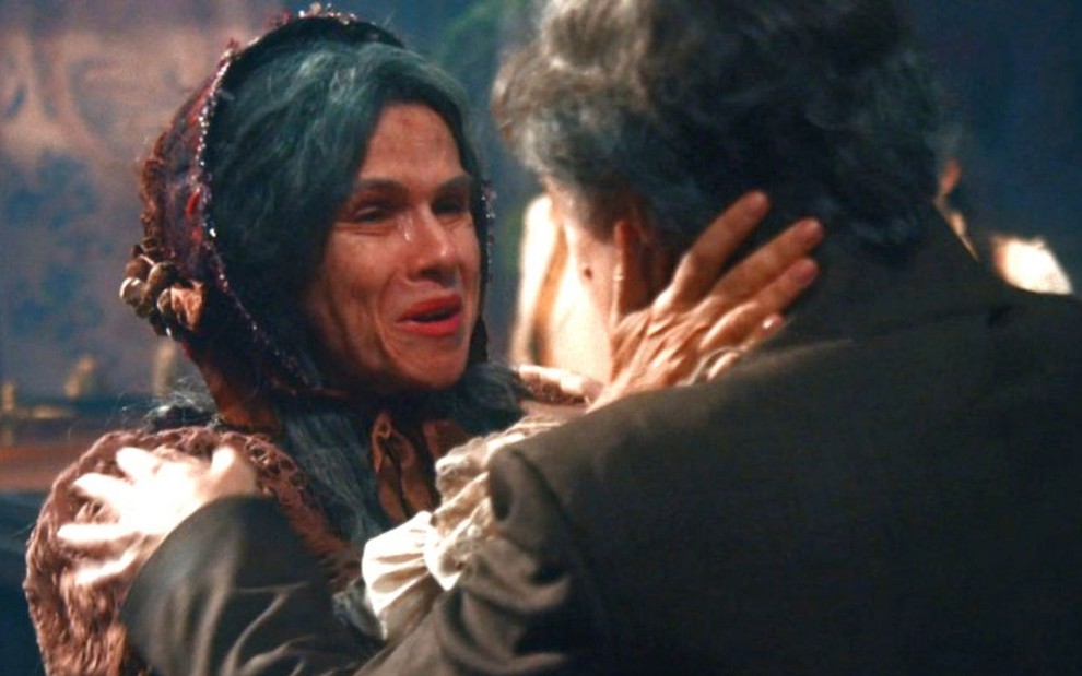 Elvira (Ingrid Guimarães) chora em cena de Nos Tempos do Imperador