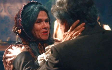 Elvira (Ingrid Guimarães) chora em cena de Nos Tempos do Imperador