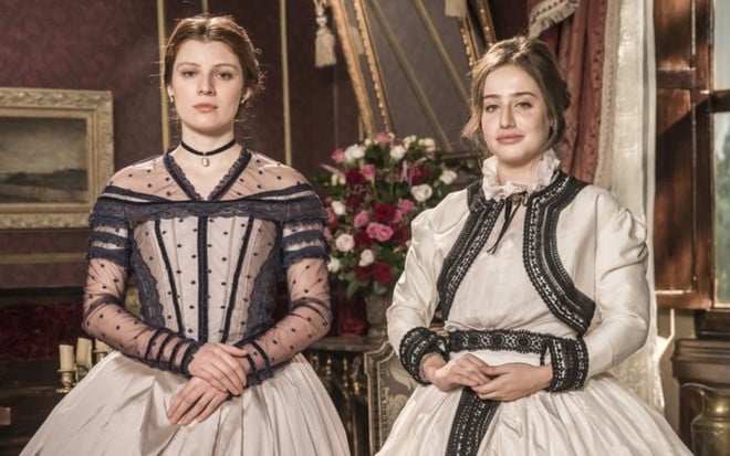 As atrizes Giulia Gayoso e Bruna Griphao caracterizadas como as princesas Isabel e Leopoldina