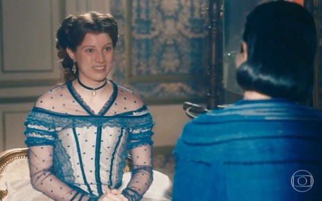 Isabel (Giulia Gayoso) posa em pé na sala da família imperial na Quinta da Boa Vista em cena de Nos Tempos do Imperador