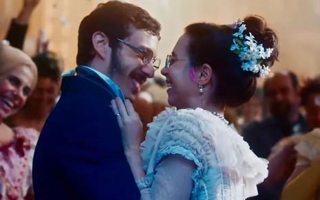 João Pedro Zappa e Daphne Bozaski com roupas de casamento em cena de Nos Tempos do Imperador