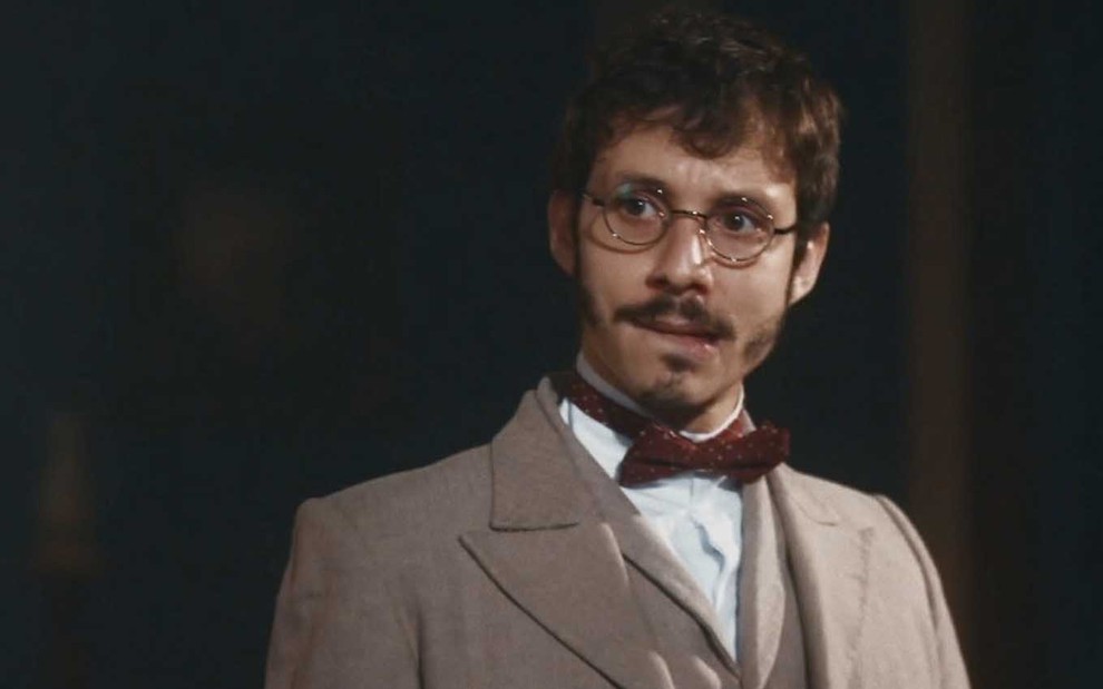 O ator João Pedro Zappa caracterizado como Nélio em cena de Nos Tempos do Imperador