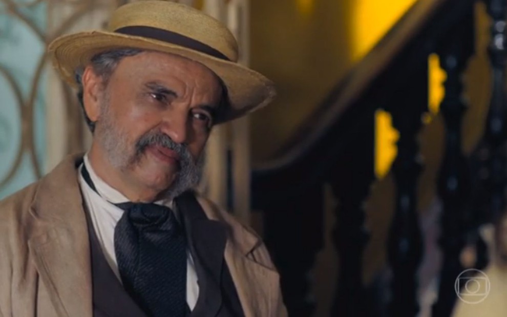 José Dumont grava cena com expressão brava e chapéu na cabeça, como Coronel Eudoro