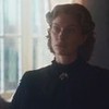 Elisa Lynch (Lana Rhodes) está vestida toda de preto em cena de Nos Tempos do Imperador