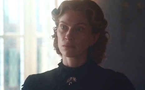 Elisa Lynch (Lana Rhodes) está vestida toda de preto em cena de Nos Tempos do Imperador