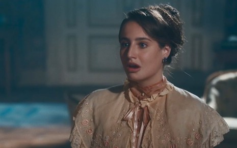 Bruna Griphao em cena de Nos Tempos do Imperador: atriz está caracterizada como Leopoldina e olha com espanto para alguém fora do quadro