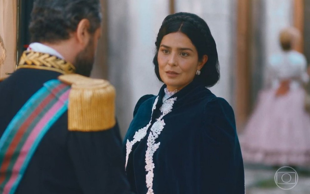 Leticia Sabatella grava cena com expressão séria para Selton Mello, que aparece de costas na imagem, como Teresa e Pedro