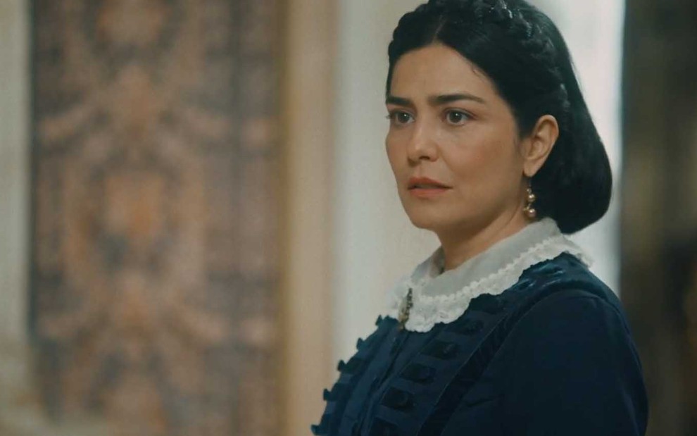 A atriz Leticia Sabatella caracterizada como Teresa Cristina com expressão de decepção em cena de Nos Tempos do Imperador