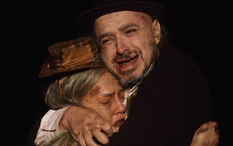 Vivianne Pasmanter e Guilherme Piva gravam abraçados como idosos com verrugas, sem dentes e sujos como Germana e Licurgo