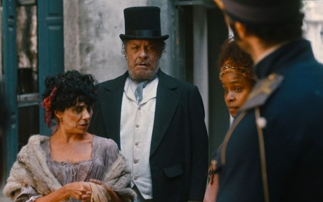 Paula Cohen e Ernani Moraes em cena de Nos Tempos do Imperador: dupla está caracterizada com roupas do século 19