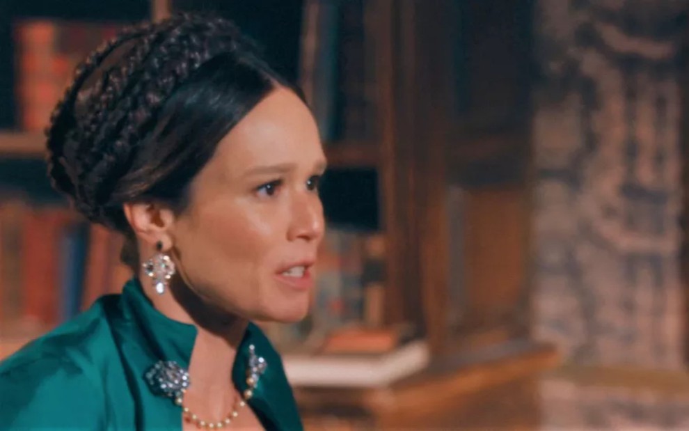 A atriz Mariana Ximenes olha para frente com cara de brava em cena de Nos Tempos do Imperador