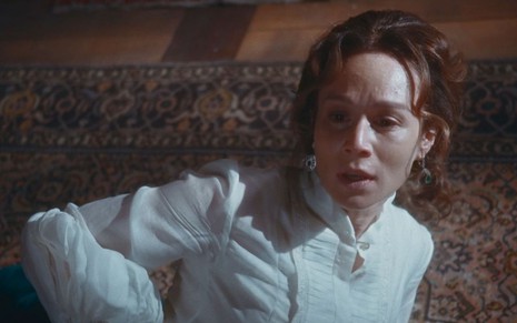 Mariana Ximenes em cena de Nos Tempo do Imperador: atriz está caracterizada como Luísa e está deitada no chão