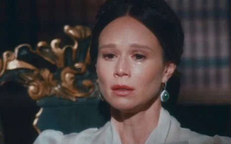 Mariana Ximenes, caracterizada como Luísa, está com um semblante de choque e tristeza em cena de Nos Tempos do Imperador