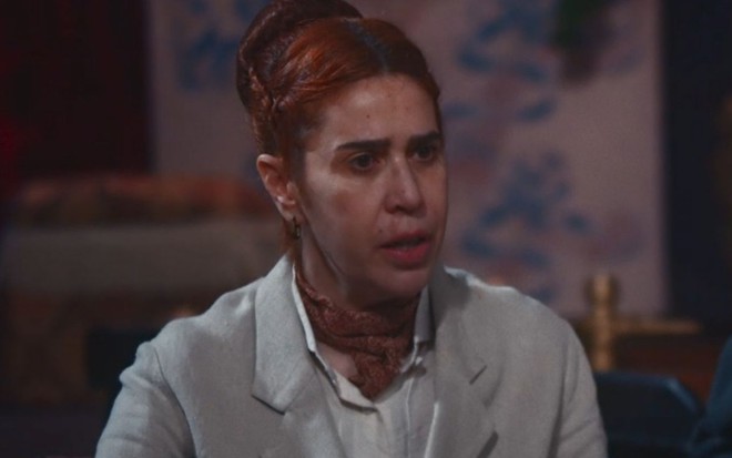 Maria Clara Gueiros grava cena com expressão séria, como Vitória em Nos Tempos do Imperador