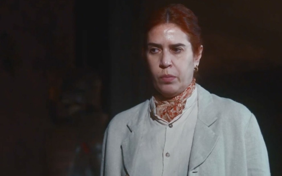 A atriz Mariana Clara Gueiros torce o nariz como Vitória em cena de Nos Tempos do Imperador