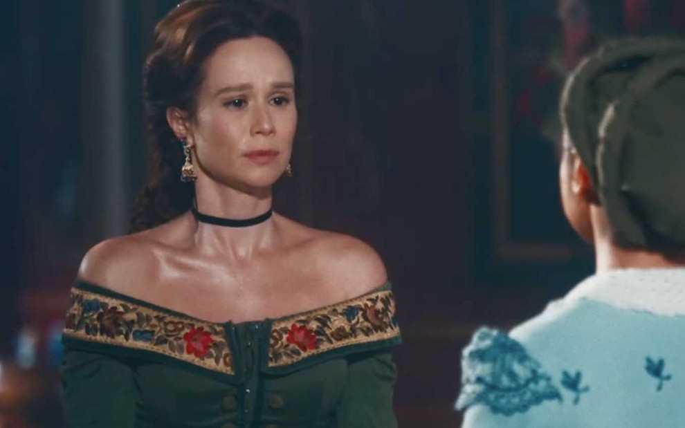 A atriz Mariana Ximenes com expressão de tristeza e olhos marejados como a condessa Luísa em cena de Nos Tempos do Imperador