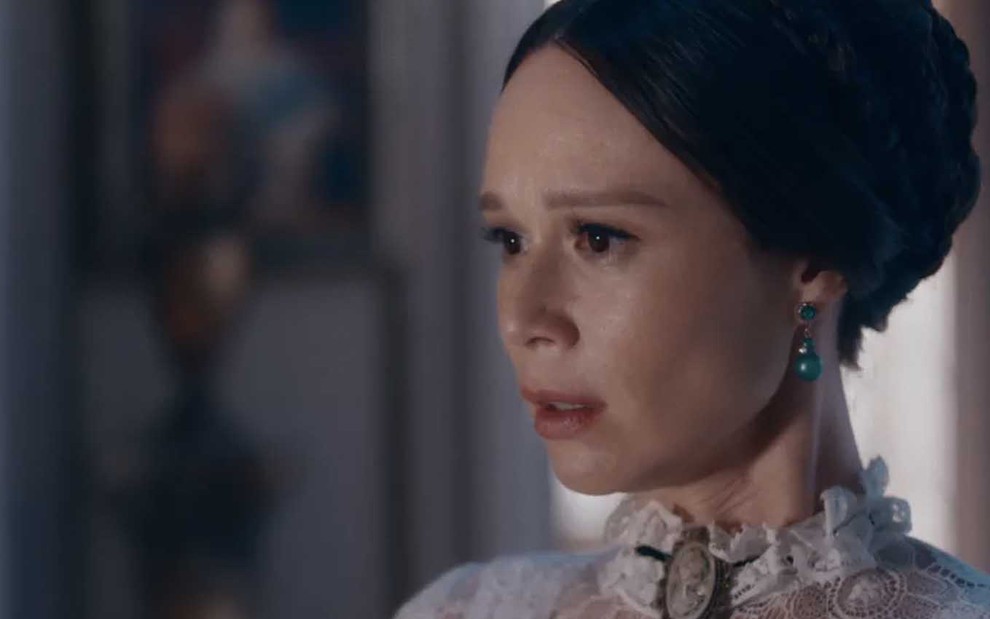 A atriz Mariana Ximenes como Luísa com expressão de tristeza em cena de Nos Tempos do Imperador