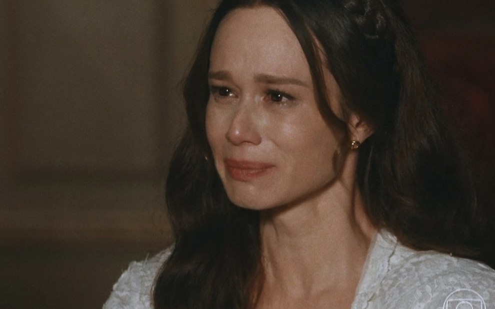 A atriz Mariana Ximenes caracterizada como Luísa chora copiosamente em cena de Nos Tempos do Imperador