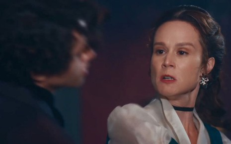 Luísa (Mariana Ximenes) bate no rosto de Dominique (Guilherme Cabral)  em cena de Nos Tempos do Imperador