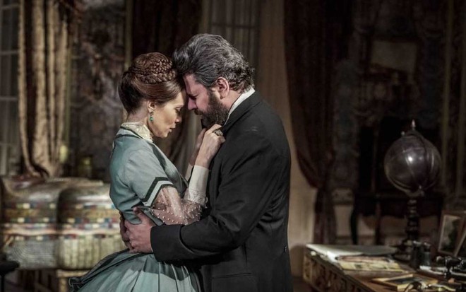 Mariana Ximenes e Selton Mello encostam suas cabeças; ambos usam trajes de época, em cena de Nos Tempos do Imperador