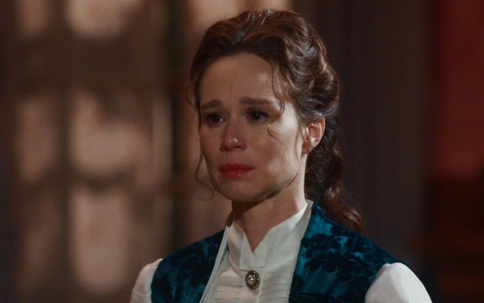 Luísa (Mariana Ximenes) está em pé na sala da Quinta da Boa Vista e chora em cena de Nos Tempos do Imperador
