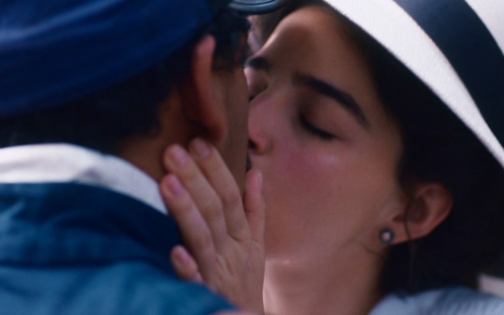 Pilar (Gabriela Medvedovski) e Samuel (Michel Gomes) se beijam em cena de Nos Tempos do Imperador