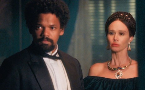 Samuel (Michel Gomes) está ao lado de Luísa (Mariana Ximenes), que está com o batom borrado, em cena de Nos Tempos do Imperador