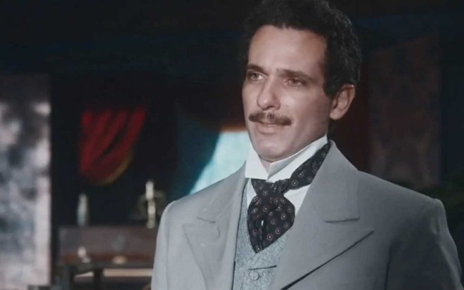O ator Mouhamed Harfouch caracterizado como Diego em cena de Nos Tempos do Imperador