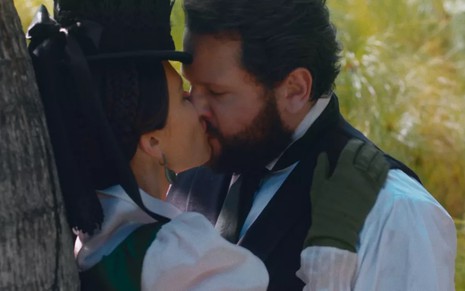 Mariana Ximenes e Selton Mello gravam aos beijos como Luísa e dom Pedro 2° de Nos Tempos do Imperador