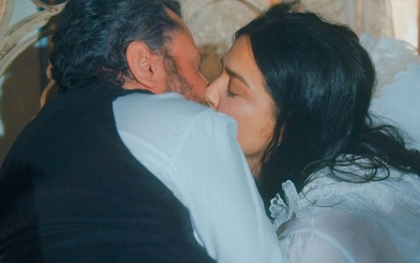 Selton Mello e Leticia Sabatella em cena de Nos Tempos do Imperador: caracterizados como Pedro e Teresa, atores se beijam