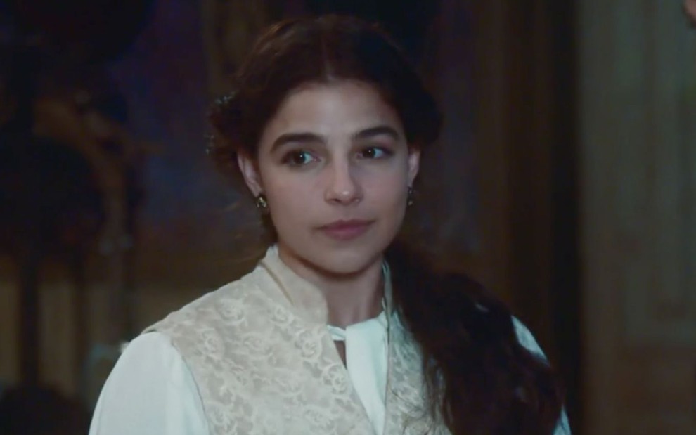 Gabriela Medvedovski em cena de Nos Tempos do Imperador: caracterizada como Pilar, atriz olha para alguém fora do quadro