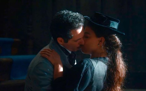 Mouhamed Harfouch e Gabriela Medvedovski gravam cena aos beijos como Diego e Pilar de Nos Tempos do Imperador