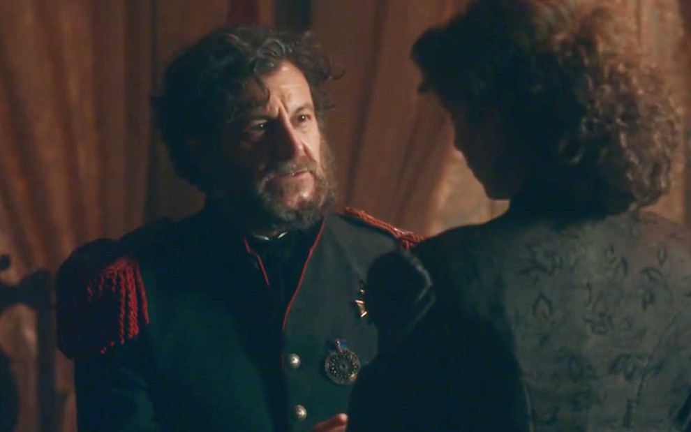 O ator Roberto Birindelli como uma farda do exército paraguaio como Solano López em cena de Nos Tempos do Imperador