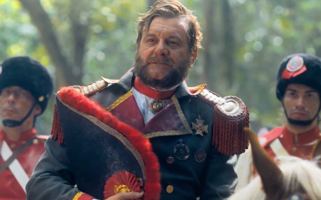 O ator Roberto Birindelli como o ditador paraguaio Solano López em cima de um cavalo e segura o chapéu com a mão direita em cena de Nos Tempos do Imperador