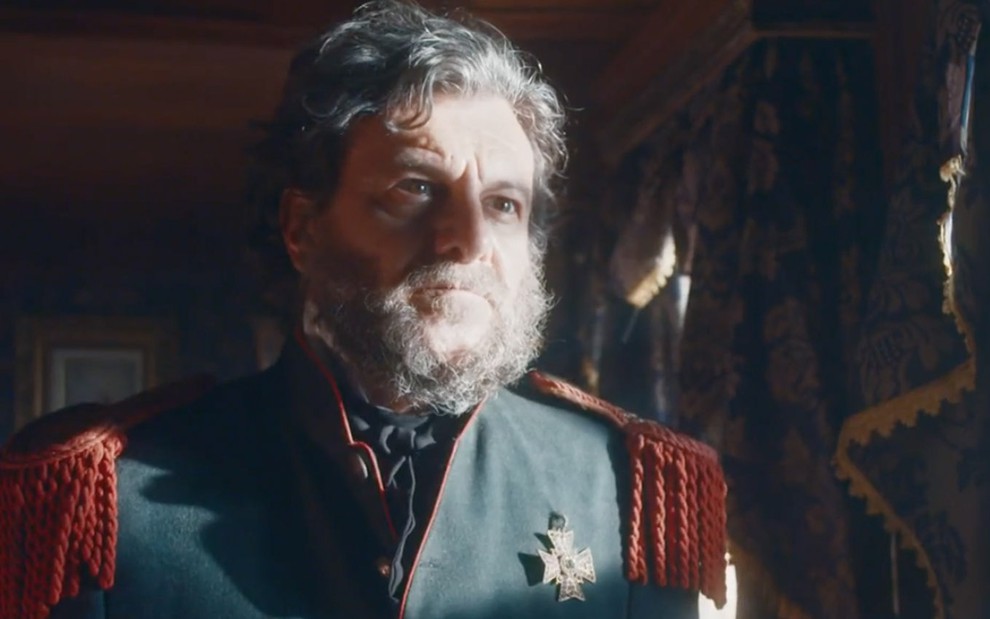 O ator Solano López caracterizado como Solano López com uma farda repleta de condecorações militares em cena de Nos Tempos do Imperador