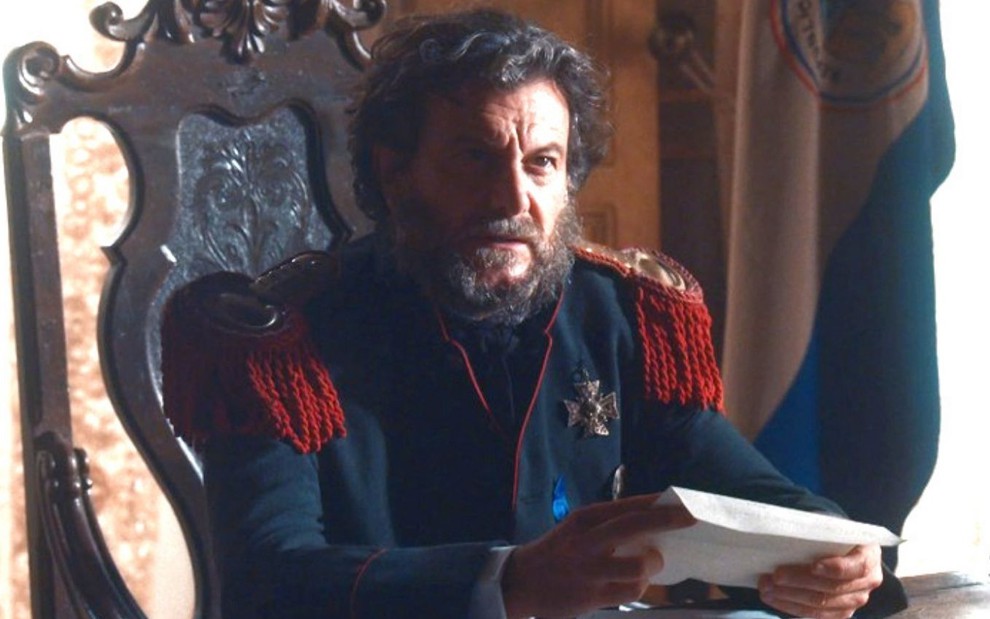 Solano López (Roberto Birindelli) está sentado em gabinete em cena de Nos Tempos do Imperador