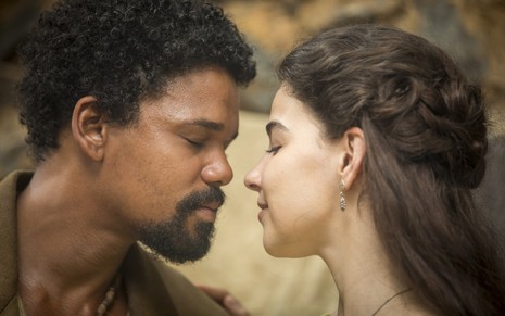 O ator Michel Gomes fecha os olhos diante do rosto de Gabriela Medvedovski para simular beijo em Nos Tempos do Imperador