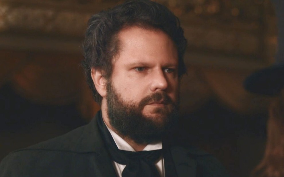 O ator Selton Mello como o personagem dom Pedro 2° faz expressão séria em cena da novela Nos Tempos do Imperador