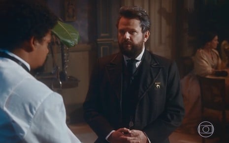 Dom Pedro 2° (Selton Mello) conversa com Samuel (Michel Gomes) em cena de Nos Tempos do Imperador