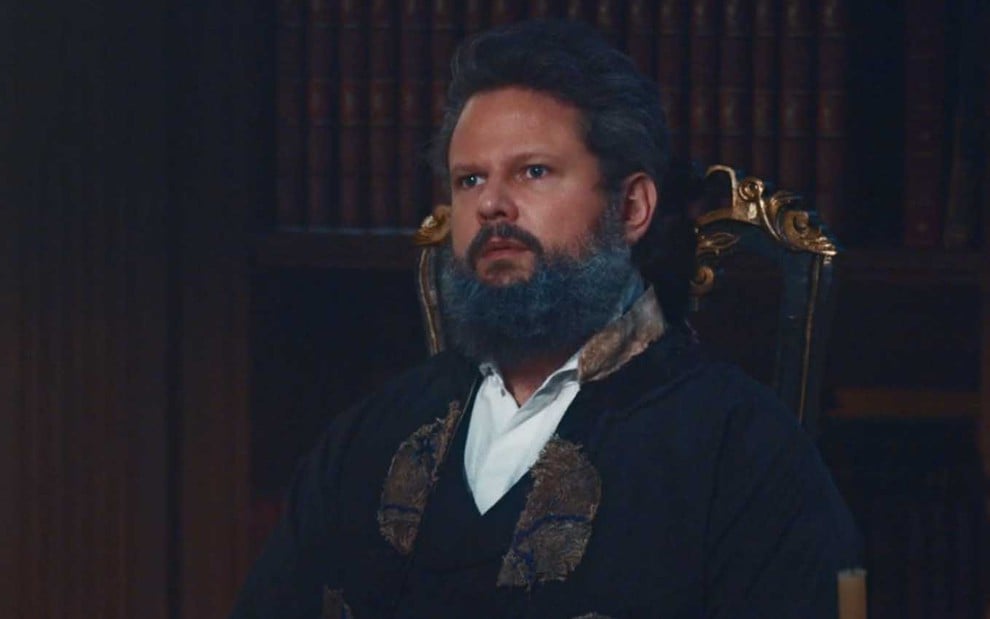 Selton Mello como Dom Pedro II em Nos Tempos do Imperador. Ele olha para o lado esquerdo e usa uma roupa de época.