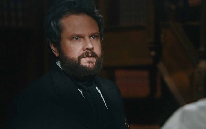 O ator Selton Mello com expressão de raiva como o Pedro em cena de Nos Tempos do Imperador