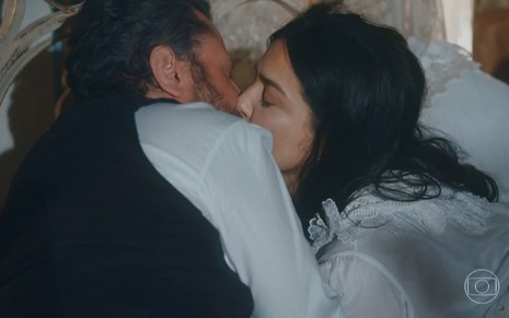Selton Mello e Leticia Sabatella gravam aos beijos, como dom Pedro 2° e Teresa Cristina de Nos Tempos do Imperador
