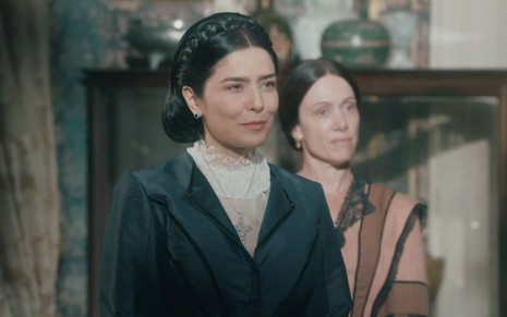 Leticia Sabatella e Bel Kutner em cena de Nos Tempos do Imperador: atrizes estão caracterizadas como Teresa Cristina e Celestina