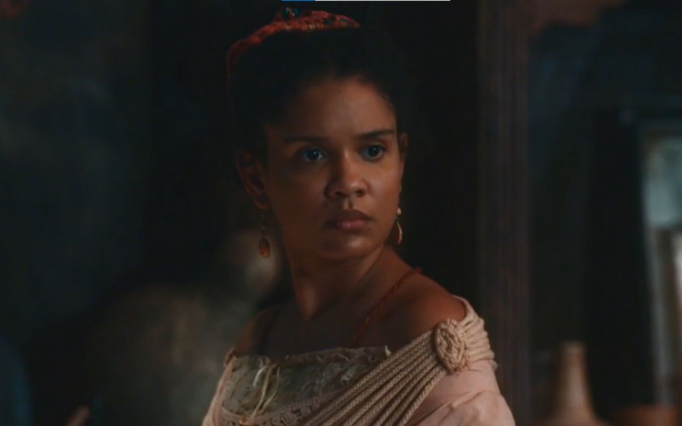 Heslaine Vieira em cena de Nos Tempos do Imperador: atriz está caracterizada como Zayla e olha com indignação para alguém fora do quadro