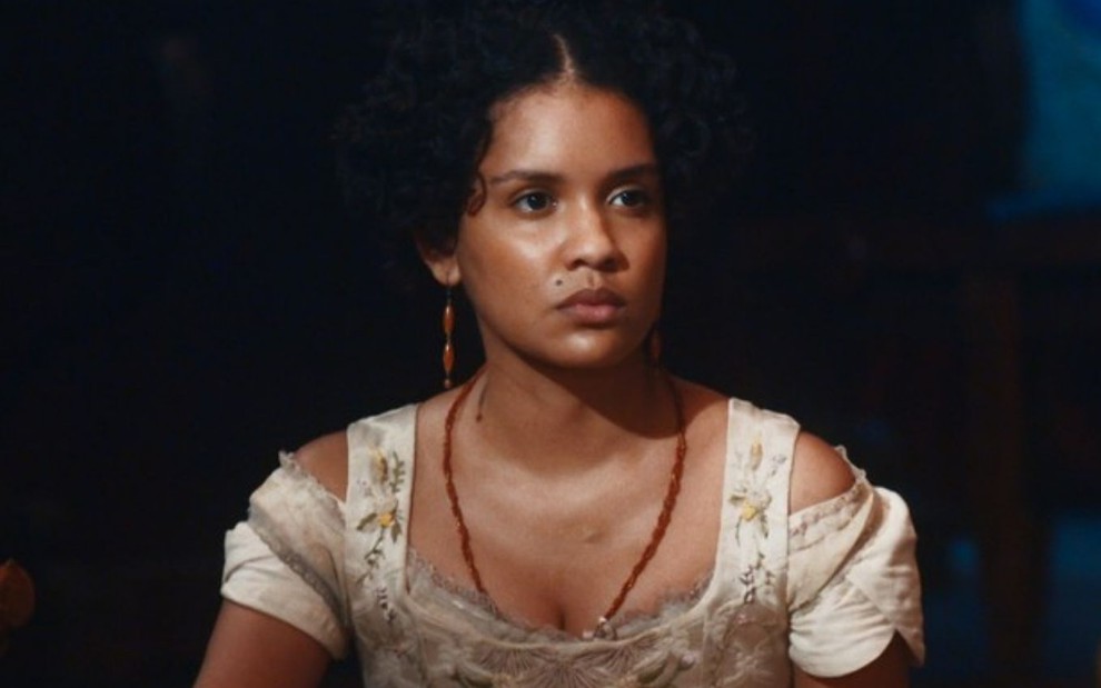 Heslaine Vieira em cena de Nos Tempos do Imperador: atriz está caracterizada como Zayla e olha com indignação para alguém fora do quadro