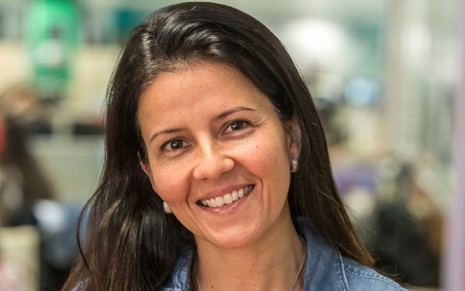 Tatiana Costa, executiva da Globo, com um sorriso em uma foto