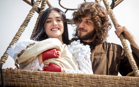 Isabelle Drummond e Chay Suede em cena de Novo Mundo: casal está caracterizado como Anna e Joaquim e está na cesta de um balão